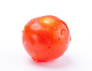 Pomidor z kropelkami wody - obrazy, fototapety, plakaty