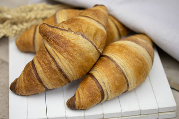 croissants au chocolat sur une table