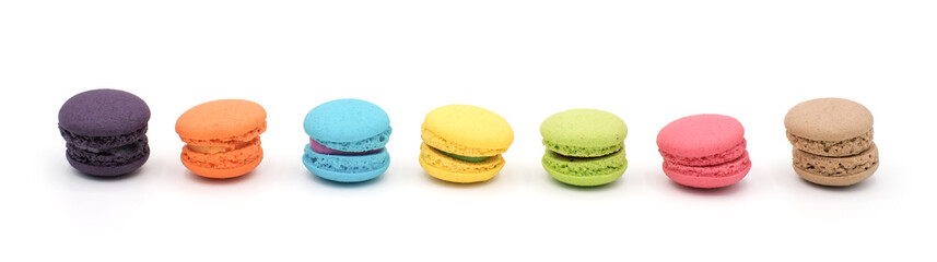 Closeup macarons taarten geïsoleerd op een witte horizontale achtergrond, zoete en kleurrijke franse bitterkoekjes