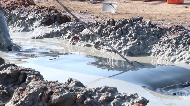Cleaning the chisel and mud pit. Work on a drilling rig for deep drilling.