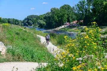 Radfahrer an der renaturierten Wertach in Augsburg