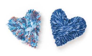 Zwei blaue Herzen aus Wolle.