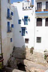 Fototapeta na wymiar Casa Ventanas azules