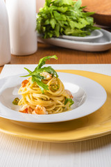 Spaghetti con gamberi crudi e salsa alla rucola