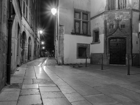 Fototapeta Ballade en vélo, à Lyon, de jour comme de nuit, photo monochrome