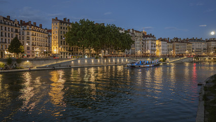Ballade en vélo, à Lyon, de jour comme de nuit, sur les quais de la rivière Saône.