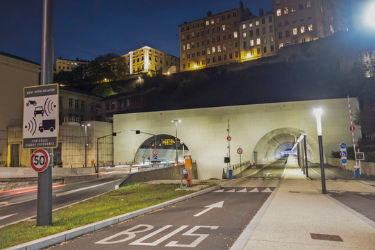 Ballade en v&eacute;lo, &agrave; Lyon, de jour comme de nuit, entr&eacute;e du tunnel de la Croix Rousse la nuit.