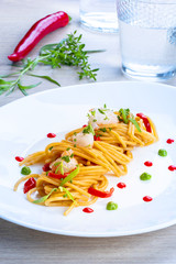 Spaghettoni con gamberi freschi, peperoncino pomodoro e salsa al rosmarino e peperone