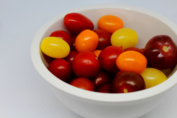 Tomates cerises colorés