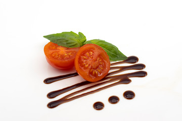 Pomodorini, basilico e glassa con Aceto Balsamico di Modena IGP 
