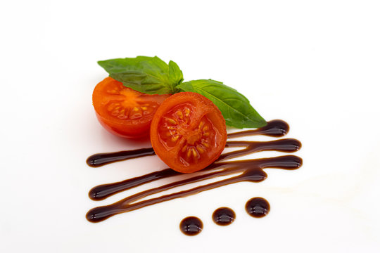 Pomodorini, basilico e glassa con Aceto Balsamico di Modena IGP 