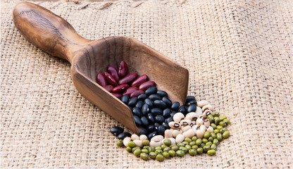 5 types of cereal beans that are highly nutritious. Placed on a wooden spoon And the background is made from nature