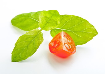 Cząstki pomidora z bazylią © Joanna