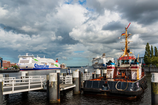 Kieler Hafen in der H&ouml;rn, die F&auml;hren nach Oslo und G&ouml;teborg liegen an ihren angestammten Pl&auml;tzen, ein Unwetter zieht ab.