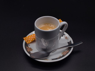 Taza de café solo  en fondo negro