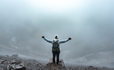 Subiendo una montaña, un volcán en Colombia. 