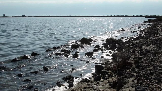 El sol produce reflejos sobre la l&aacute;mina de agua de un humedal del sur de Espa&ntilde;a
