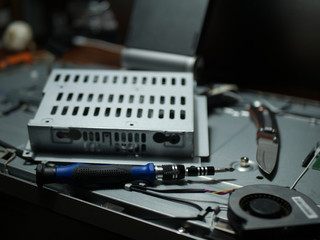 Fototapeta na wymiar Servicio técnico arreglando ordenador