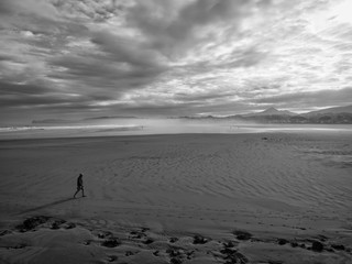 Hombre paseando por la playa