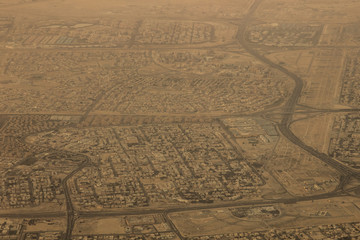Blick auf Dubai im Landeanflug bei Dämmerung