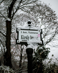 Panneau à Budapest sous la neige