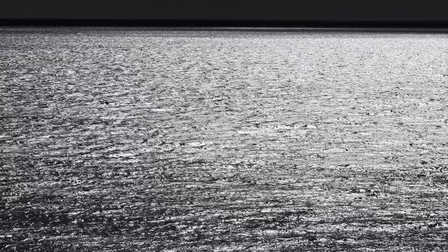 Reflejos del sol generan un mar de plata en movimiento