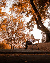 femme sur un banc en automne 