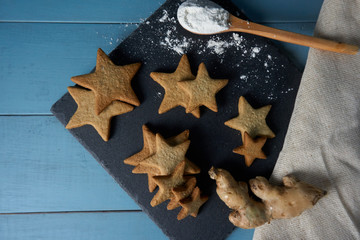 Vista cenital de galletas de jengibre con forma de estrella