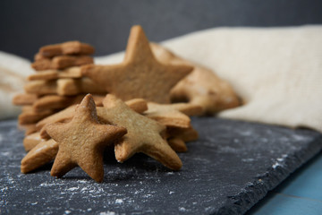 Galletas de jengibre con forma de estrella vista frontal lateral