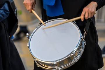 Manos de una persona tocando un tamboe en fiestas tipicas de españa
