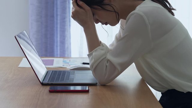 落ち込む女性