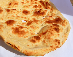 Goldgelbes Fladenbrot frisch aus dem offenen Feuer
