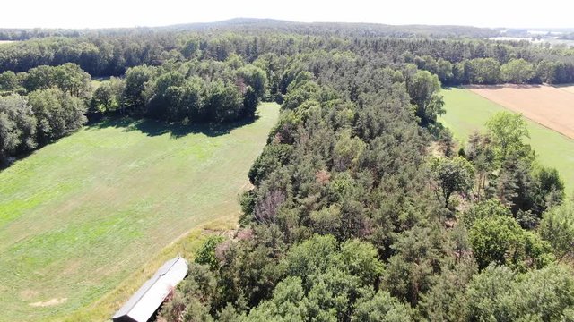 &Uuml;berflug Wald Feld mit Scheune