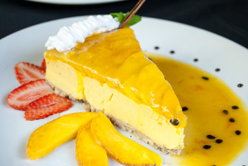 Pay de mango y fresas