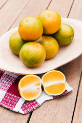 Fototapeta na wymiar Naranjas sobre una mesa de madera, comida saludable, frutas.