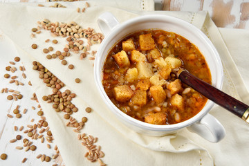 Zuppa di cereali con crostini