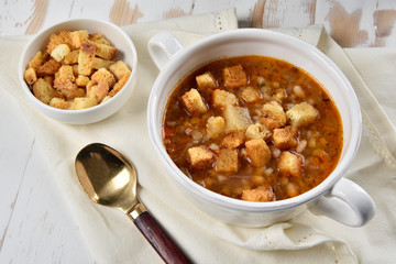Zuppa di cereali con crostini
