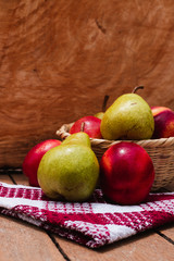 Canasta de frutas, peras y durasnos