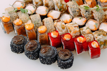Many types of Shusha are stacked in a row.