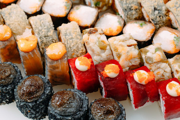 Many types of Shusha are stacked in a row.