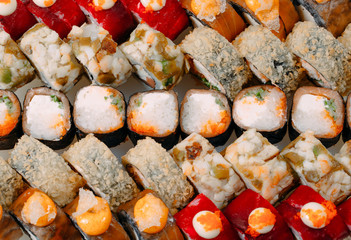 Many types of Shusha are stacked in a row.