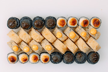 Many types of Shusha are stacked in a row.