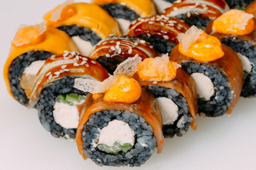 Many types of Shusha are stacked in a row.