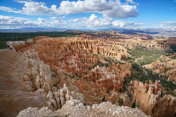 hiking the rim trail in bryce canyon national park in utah in the usa