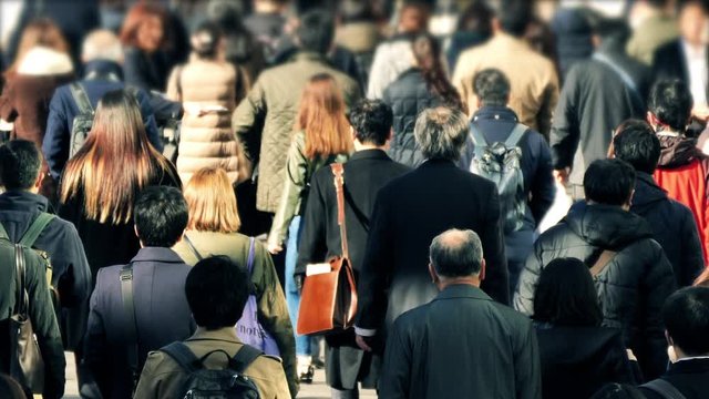 東京新宿で出勤する日本人ビジネスマン