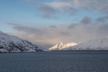 schneebedeckte Berge mit Wolken und blauem Himmel Fjord von Alta
