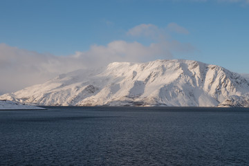 schneebedckter Berg im Altafjord Norwegen von einem Kreuzfahrtschiff aus