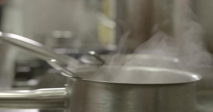 Cuisine restaurant gastronomique avec casserole