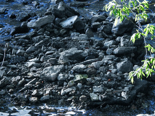 piedras en el rio