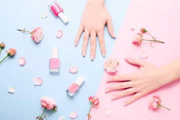 Keuken spatwand met foto Mooie vrouw manicure op creatieve trendy roze en blauwe achtergrond. © Limages Studio